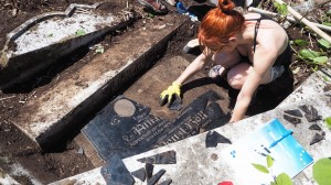 03 Červnové čištění náhrobků na hřbitově ve Svatoboru   